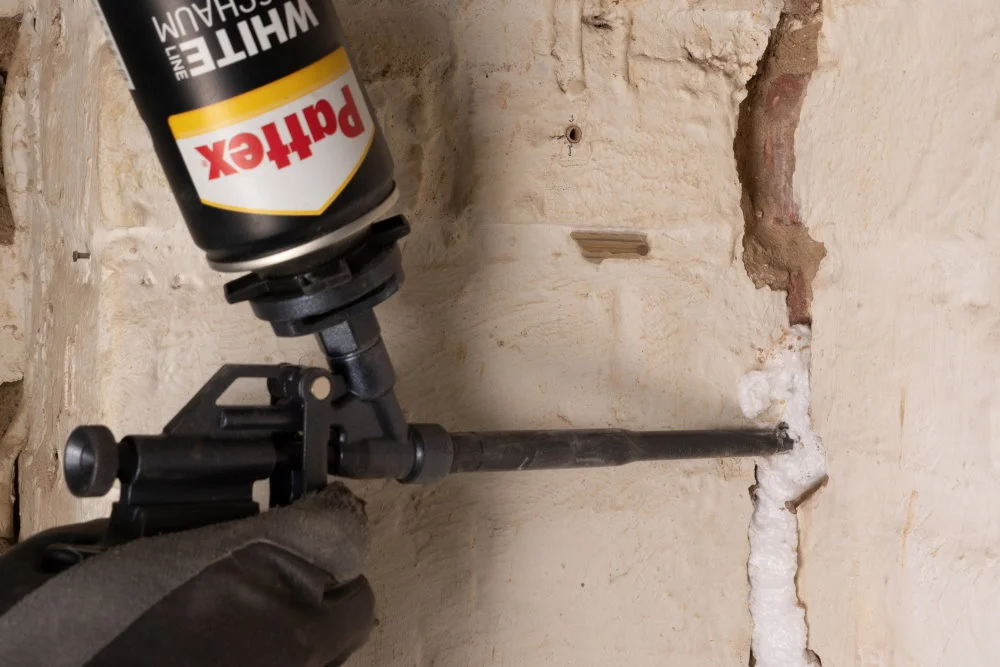 Riss mit Bauschaum füllen